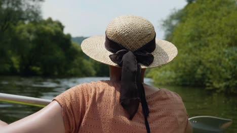 Chica-joven-canoa-en-un-lago-de-agua-soleada