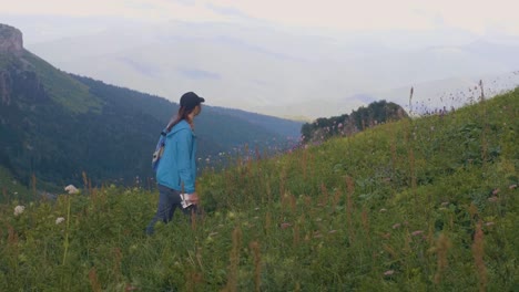 Mujer-caminante-viajando-en-montañas-y-fotografiar-el-paisaje-de-la-naturaleza