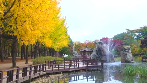 Vista-de-la-isla-de-Nami-en-el-otoño-de-Corea-del-sur