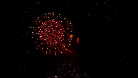 Gruß-über-die-Stadt-in-den-Nachthimmel.-Feuerwerk-Show.-Auf-einem-schwarzen-Hintergrundfarbe-explodieren-blinkt.