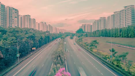 Zeitraffer-Clip-von-City-Car-Traffic-entlang-Autobahn-Straße-umgeben-von-high-Rise-Wohnungen,-Singapur