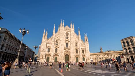 Milan-Italy-time-lapse-4K,-city-skyline-timelapse-at-Milano-Duomo-Cathedral