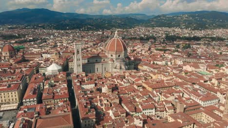 Vista-aérea-de-la-ciudad-de-Florencia-y-Catedral-de-Santa-Maria-del-Fiore-4K-Video-de-aviones-no-tripulados