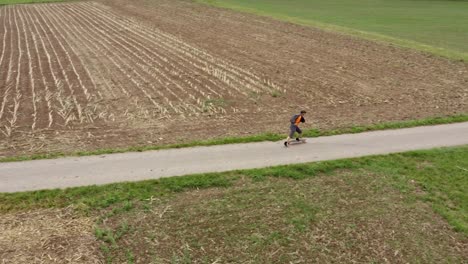 Mann-auf-einem-Longboard-Cruisen