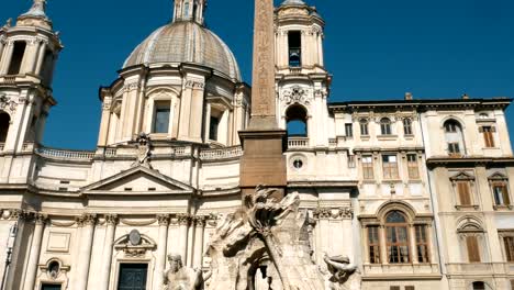 Kamerafahrt-auf-Berninis-Brunnen-auf-der-Piazza-Navona,-Rom