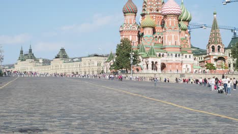 Descenso-de-Vasilevsky-de-la-plaza-roja-con-la-Catedral-Pokrovsky-en-Moscú