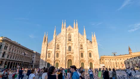 Milan-Italy-time-lapse-4K,-city-skyline-timelapse-at-Milano-Duomo-Cathedral