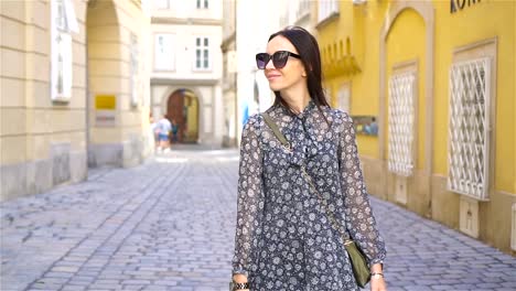 Mujer-caminando-en-la-ciudad.-Joven-atractivo-turístico-al-aire-libre-en-la-ciudad-italiana