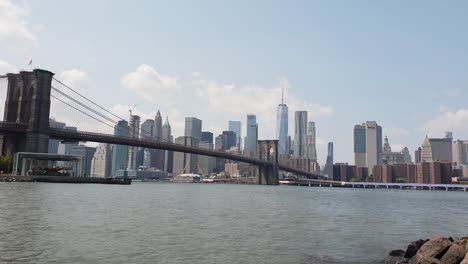 Puente-de-Brooklyn-Manhattan-New-York-city-skyline-timelapse