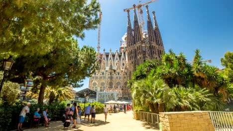 Timelapse-Fußgänger-zu-Fuß-in-der-Sagrada-Familia-im-Sommer,-Barcelona,-Spanien