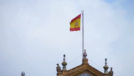 Spanische-Flagge-winken-in-Plaza-de-Espana---Sevilla,-Spanien