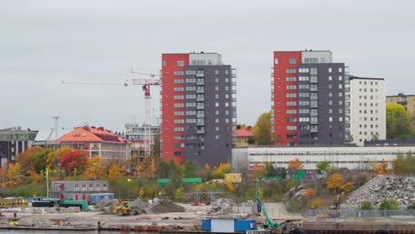 Altos-edificios-modernos-en-la-ciudad-de-Estocolmo-en-Suecia