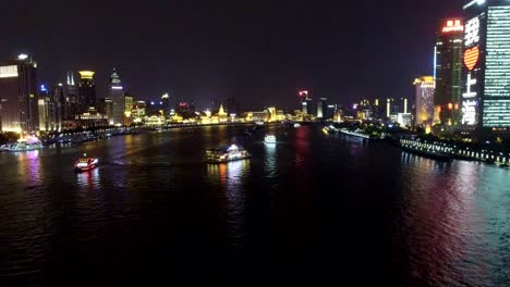 Luftaufnahme-des-Schiffes-läuft-am-Huangpu-River-bei-Nacht/Shanghai,-China