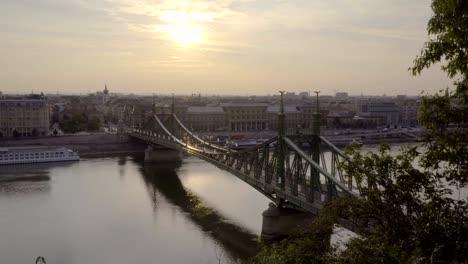 Liberty-bridge-at-sunrise