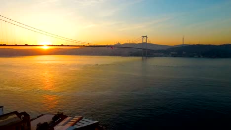 Ortakoy-Mezquita-de-Estambul/Turquía.