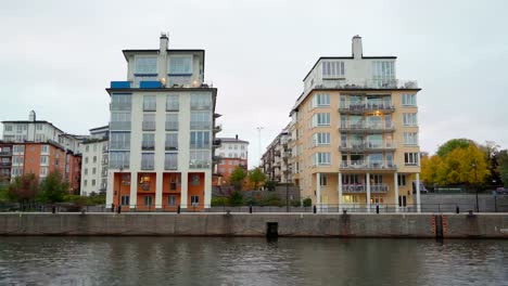 Modernen-Hotelbauten-in-den-Seitenstraßen-in-Stockholm-Schweden