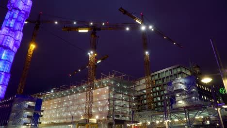 Zwei-Turmdrehkrane-auf-einer-Baustelle-in-Stockholm-Schweden