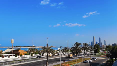 Blauer-Himmelsblick-auf-Abu-Dhabi-Stadttürme,-Skyline-und-corniche