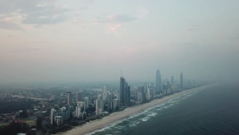 Video-aéreo-de-Broadbeach-en-la-costa-de-oro-al-atardecer