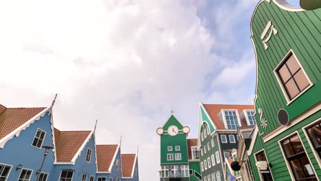 Zaandam-Niederlande-Zeitraffer-4K-Stadt-Skyline-Zeitraffer-am-Clock-Tower-und-farbenfrohe-Gebäude