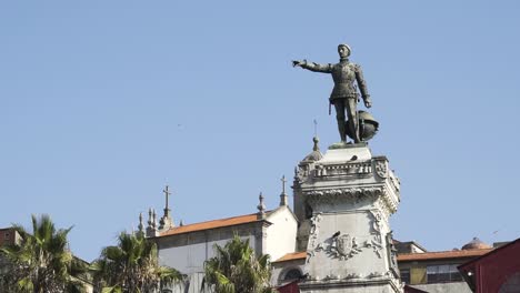 Statue-des-Prinzen-Heinrich-auf-dem-Platz-in-Porto