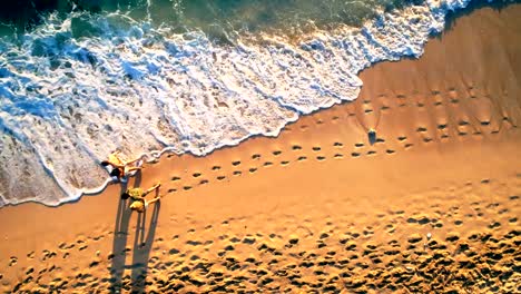 Turistas-caminando-en-la-playa-en-un-día-soleado-4k