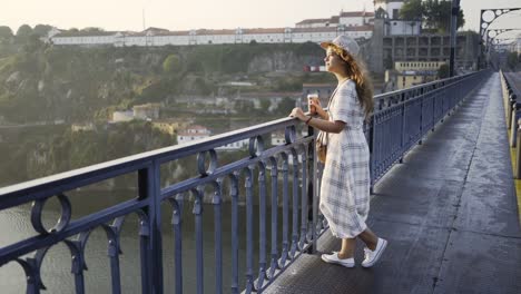 Women-meeting-the-dawn-on-Ponte-Luis-I-bridge