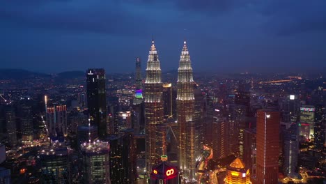 Nacht-beleuchtet-Kuala-Lumpur-City-Innenstadt-Antenne-Panorama-4k-Malaysia