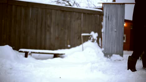 Trabajar-después-de-noche-de-nieve.-Hombre-con-una-pala-quitando-la-nieve-de-su-jardín-en-una-fría-mañana-de-nieve.