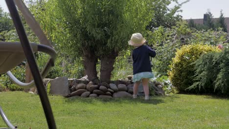 Kind-Bewässerung-Baum-im-Hinterhof