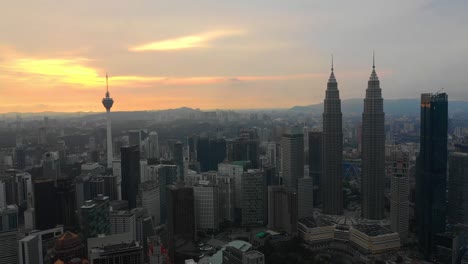 Sonnenuntergang-Himmel-Kuala-lumpur-Innenstadt-Panorama-Timelapse-4k-malaysia