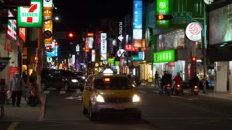 Nachtzeit-beleuchtete-Taipei-Stadtstraße-Panorama-4k-taiwan