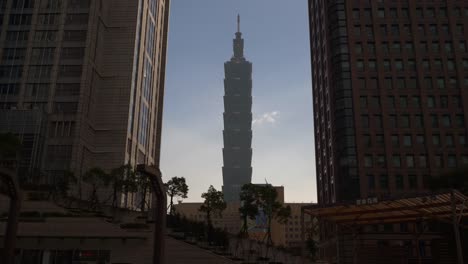 puesta-de-sol-hora-Taipei-ciudad-pasillo-famosa-Torre-cámara-lenta-vista-de-la-calle-4k-Taiwán