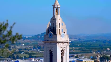 Der-hohe-Glockenturm-und-die-Kathedrale-in-einer-kleinen-Provinzstadt-in-Spanien