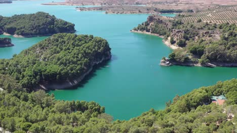 Vista-aérea-del-embalse-y-presa-de-Gaitanejo-cerca-del-Royal-El-Chorro-Royal-Trail.-España