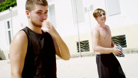 Freunde-der-Praxis-Fußball-Fähigkeiten-auf-einem-Strand-in-Brasilien