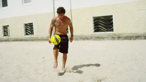 Freunde-der-Praxis-Fußball-Fähigkeiten-auf-einem-Strand-in-Brasilien