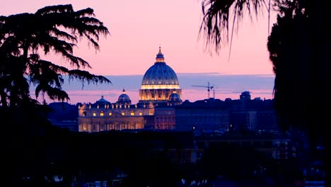 Blick-auf-den-Sonnenuntergang-von-St.-Peter\'s-Basilica-in-Rome:-Vatikan,-Christentum,-glauben,-pope