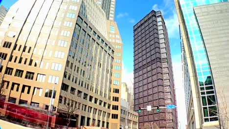 A-time-lapse-shot-of-altos-edificios-en-la-esquina-de-la-5th-y-Ross-de-las-calles-en-el-centro-de-la-ciudad-de-Pittsburgh,-Pensilvania.