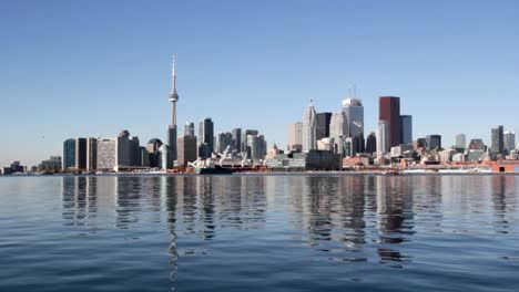 Toronto-am-Wasser-gelegen.-Breit.