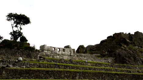 Machu-Picchu-Personen,-die-In-den-Inka-Ruinen-Zeitraffer-drei-Fenster