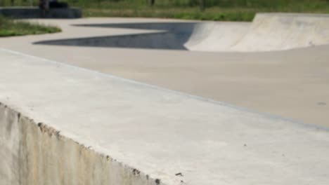 Skateboarder-ausführen-ein-grind