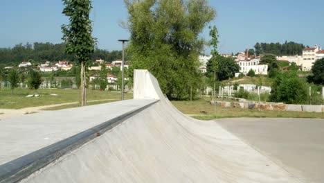 Skateboarder-performing-a-grind