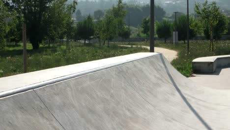 Skateboarder-ausführen-ein-grind