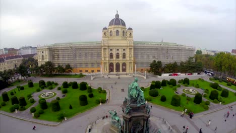 Vienna-nacional-del-museo-de-historia-Natural-toma-cenital,-Europea.-Una-hermosa-toma-cenital-sobre-Europa,-cultura-y-paisajes,-cámara-pan-dolly-en-el-aire.-Soniquete-volando-sobre-suelo-europeo.-Viaje-excursiones-turísticas-de-la-vista-de-Austria.