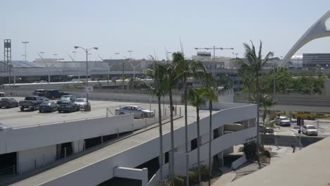 Sechs-am-LAX-Terminal