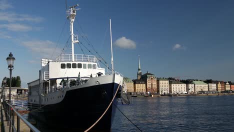 Cruis-barco-con-las-conducen-a-Gamla-stan