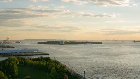 Puente-de-brooklyn-vista-de-la-Estatua-de-la-libertad-de-4-k-time-lapse-de-la-ciudad-de-Nueva-York