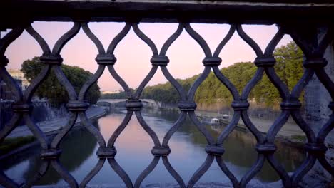 Paisaje-de-la-ciudad-de-Roma,-Italia,-y-río-Tiber,-bridge,-cúpula-de-la-iglesia-y-los-árboles-al-atardecer-de-verano