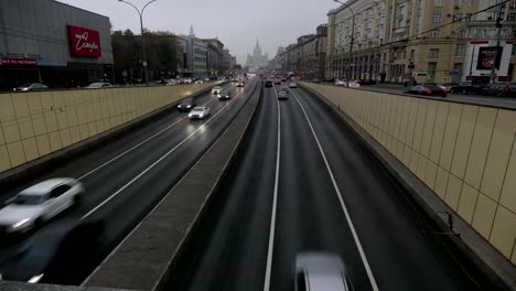 El-flujo-de-automóviles-en-la-calle-(time-lapse